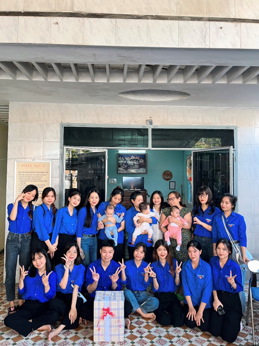 Sinh viên lớp 21CVHH chụp hình kỷ niệm tại Trung tâm nuôi dạy trẻ mồ côi thành phố Đà Nẵng