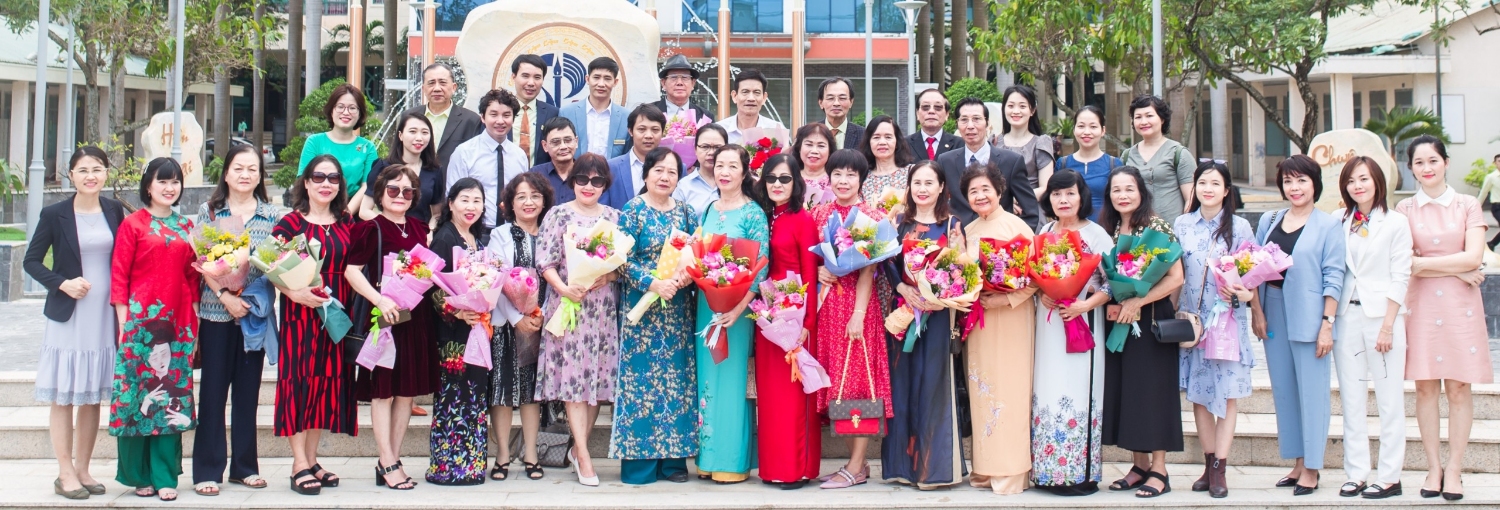 <h3>Các thế hệ giảng viên Khoa Ngữ văn tại Lễ kỉ niệm 45 năm thành lập Trường Đại học Sư phạm Đà Nẵng</h3>